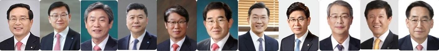 본문 이미지 - 왼쪽부터 손태승 우리금융지주 회장, 이원덕 우리은행장, 박화재 우리금융지주 사업지원총괄 사장, 권광석 전 우리은행장, 김양진 전 우리은행 수석부행장, 남기명 전 우리은행 총괄부문장, 박영빈 건설공제조합 이사장(전 우리금융 부사장), 정원재 전 우리카드 사장, 임종룡 전 금융위원장, 조준희 전 IBK기업은행장, 황록 전 신용보증기금 이사장(전 우리파이낸셜 대표이사)