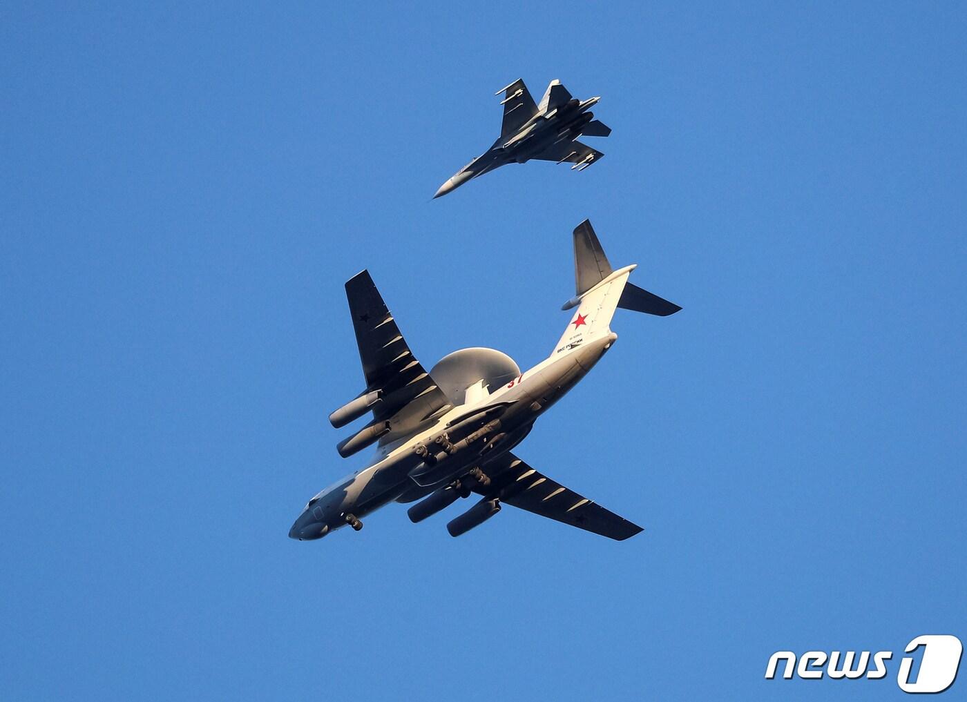 본문 이미지 - 2020년 4월 러시아 칼리닌그라드에서 비행 중인 베리에프 A-50 조기경보기와 수호이(Su)-27 전투기(사진은 기사 내용과 무관함). 2020.04.25. ⓒ 로이터=뉴스1 ⓒ News1 김민수 기자