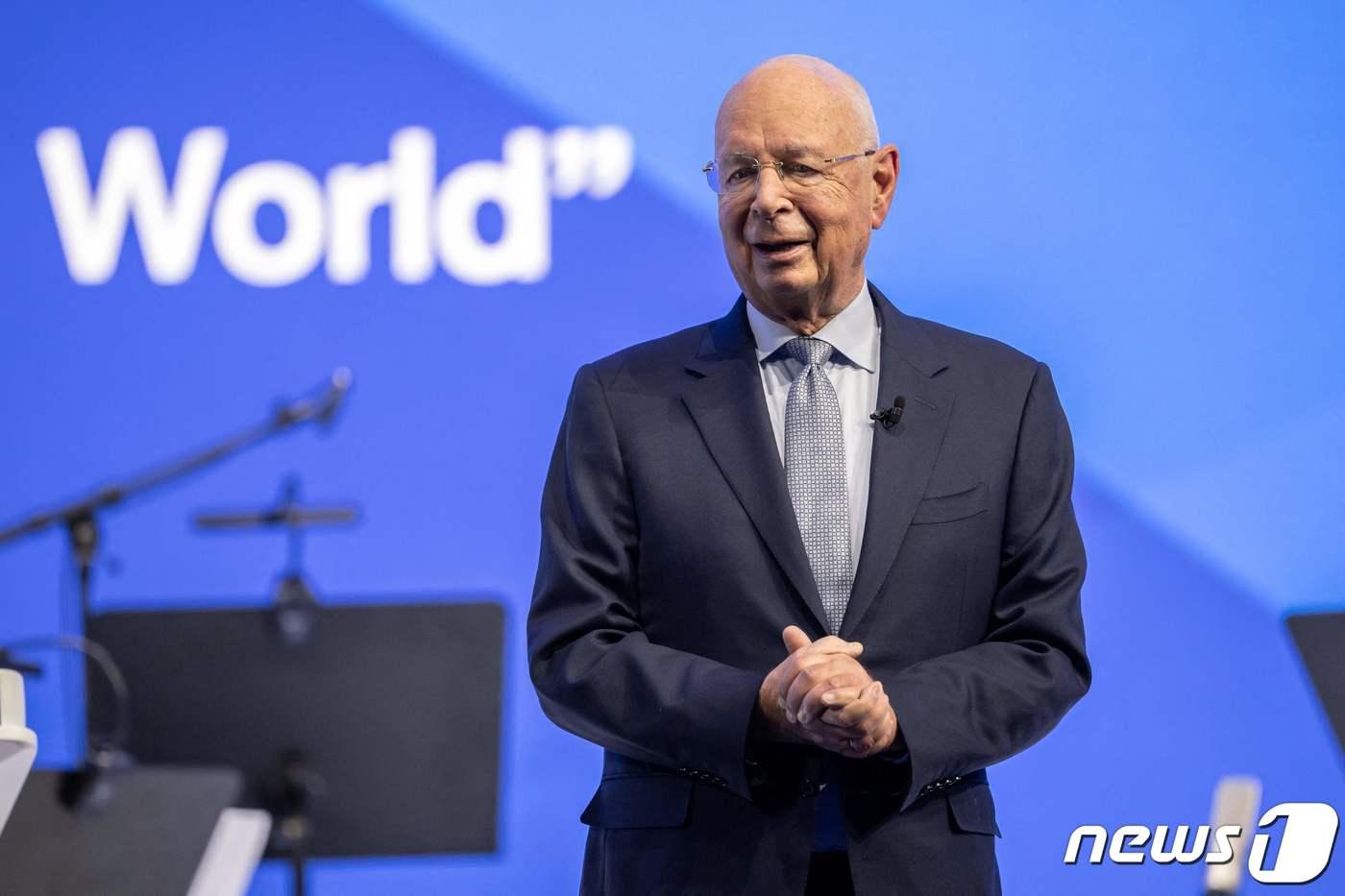 세계경제포럼(WEF·다보스포럼)의 창시자 클라우스 슈밥이 16일(현지시간) 스위스 다보스에서 열린 다보스포럼 연례총회 개막식 행사 '크리스털 어워드 2023'에서 연설하고 있다. '분열된 세계에서의 협력'을 주제로 열린 다보스포럼은 우크라이나 전쟁, 기후 위기, 세계 무역 긴장 등의 의제를 논의한다. 2023.01.16/뉴스1 ⓒ AFP=뉴스1 ⓒ News1 김민수 기자