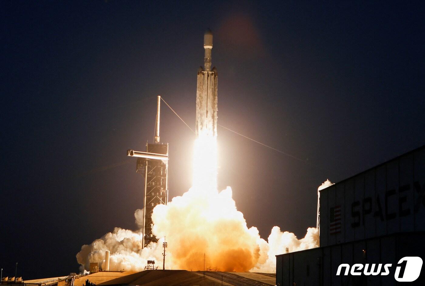 지난달 15일(현지시간) 미국 플로리다주(州) 케이프 커내버럴에서 스페이스X의 팰컨 헤비 로켓이 발사되고 있다. ⓒ 로이터=뉴스1 ⓒ News1 권진영 기자