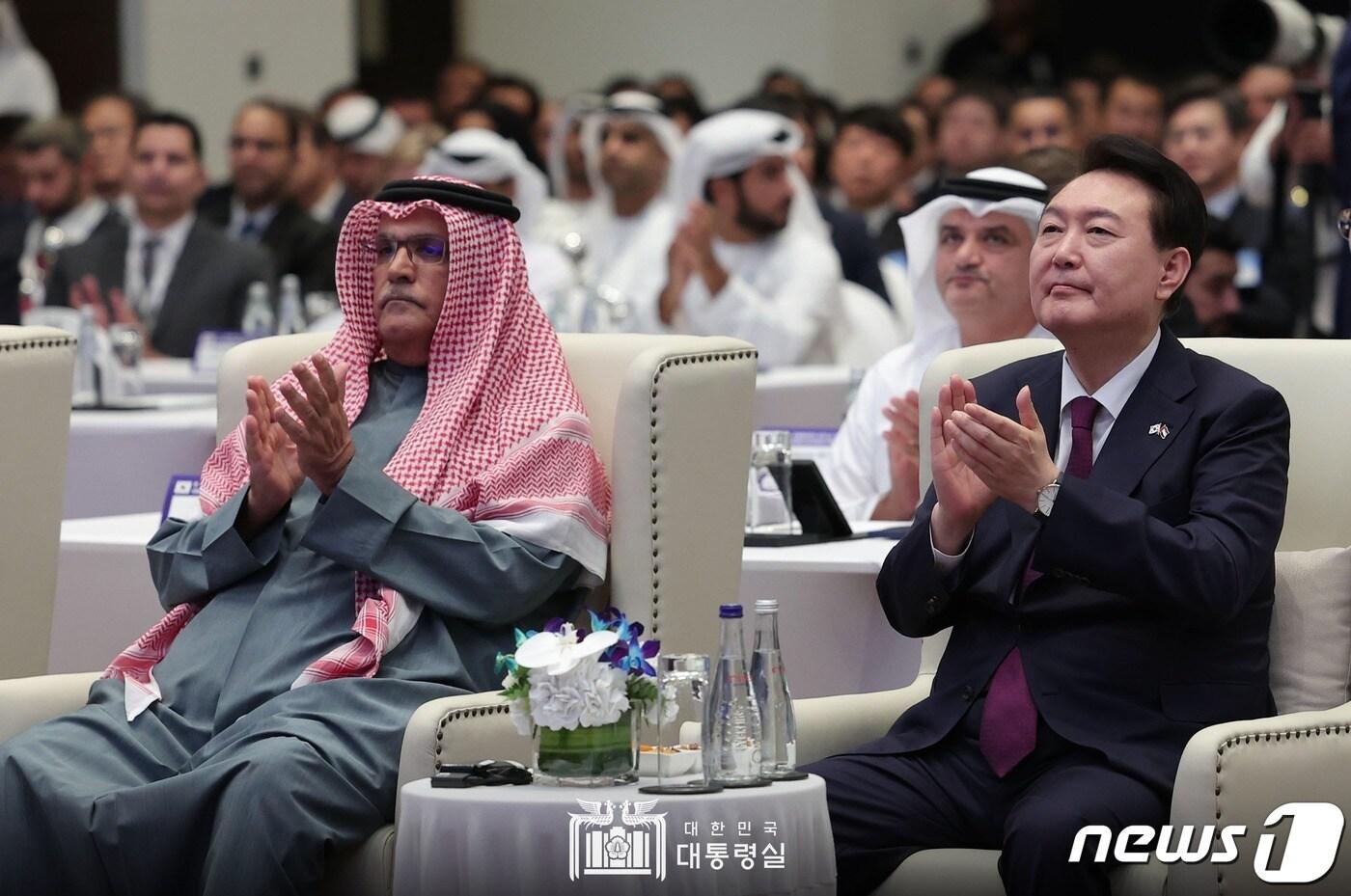 본문 이미지 - 윤석열 대통령이 16일 오후(현지시간) 아랍에미리트(UAE) 아부다비 릭소스 마리나 호텔에서 열린 한-UAE 비지니스 포럼에 참석해 손뼉 치고 있다. (대통령실 페이스북) 2023.1.17/뉴스1 ⓒ News1 안은나 기자