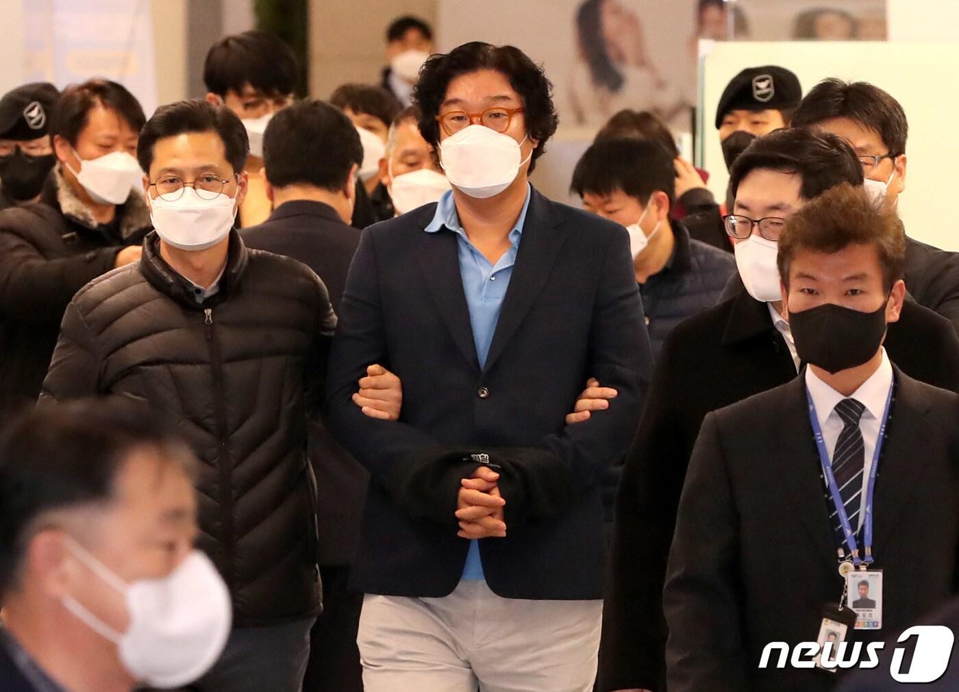본문 이미지 - 8개월의 장기 해외 도피 끝에 태국에서 붙잡힌 김성태 전 쌍방울그룹 회장이 17일 인천국제공항을 통해 입국하고 있다.2023.1.17/뉴스1 ⓒ News1 공항사진기자단
