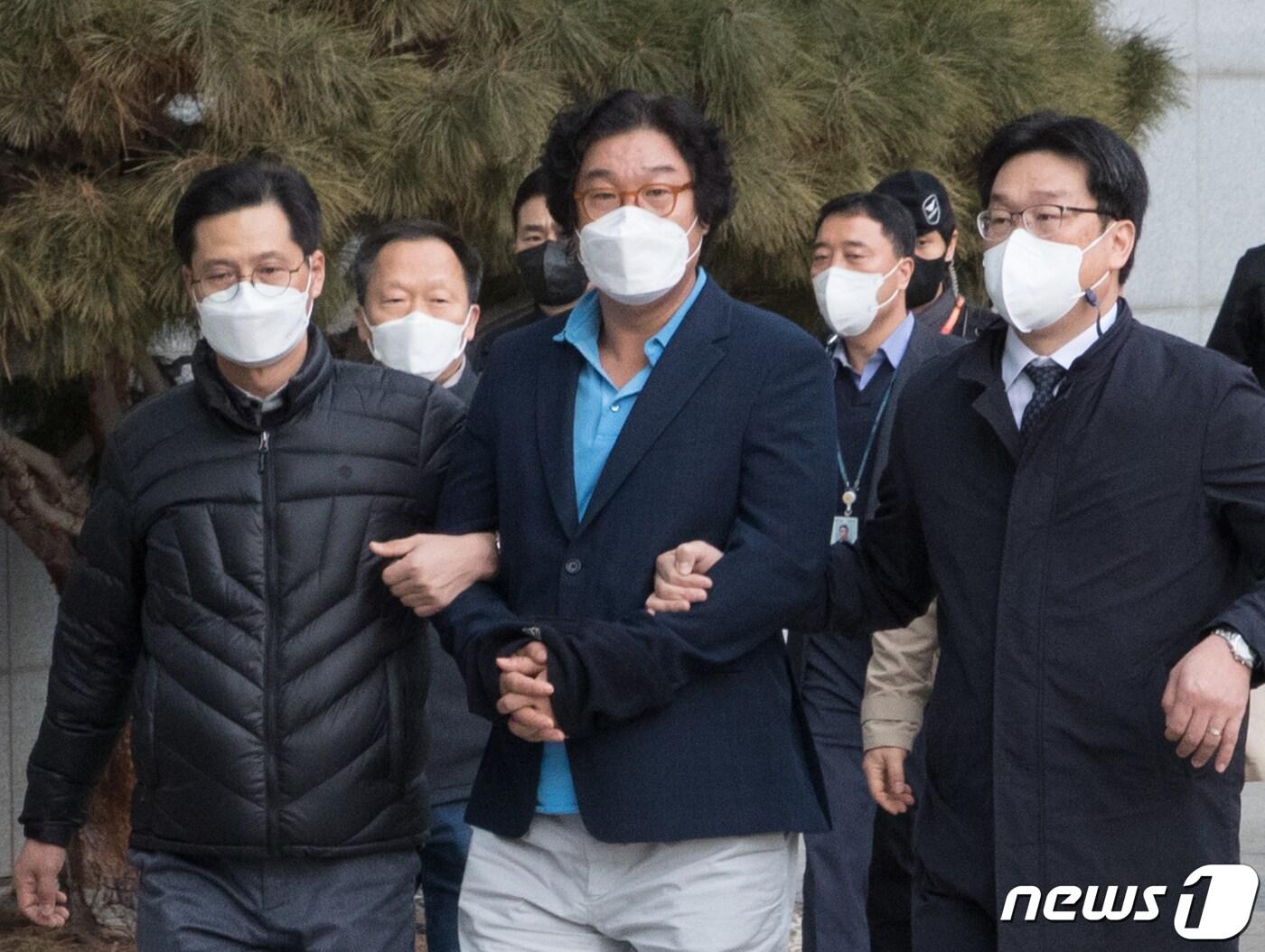 본문 이미지 - 8개월의 장기 해외 도피 끝에 태국에서 붙잡힌 김성태 전 쌍방울그룹 회장이 1월17일 인천국제공항을 통해 입국하고 있다. 2023.1.17/뉴스1 ⓒ News1 공항사진기자단