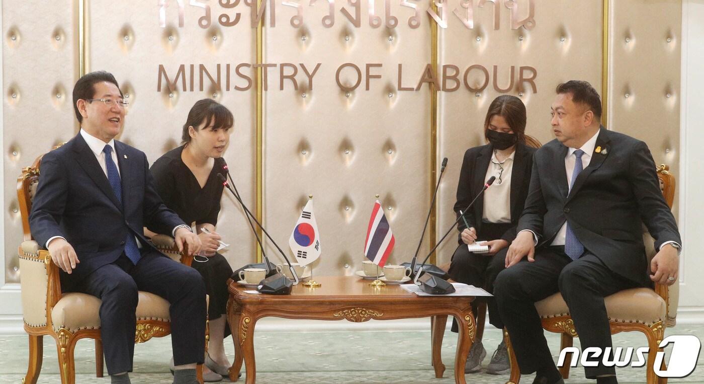 본문 이미지 - 태국을 순방 중인 김영록 전라남도지사가 16일(현지시간) 태국 노동부에서 수찻 촘클린 장관을 만나 전남도와 태국 노동부 간 상호 교류 협력방안 등에 대해 논의했다.(전남도 제공) 2023.1.17/뉴스1