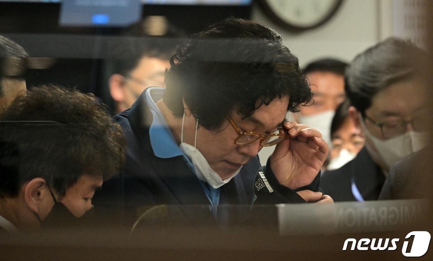 본문 이미지 - 8개월의 장기 해외 도피 끝에 태국에서 붙잡힌 김성태 전 쌍방울그룹 회장이 17일 인천국제공항을 통해 입국하고 있다.  2023.1.17/뉴스1 ⓒ News1 공항사진기자단