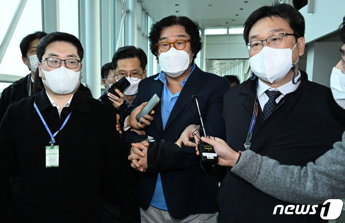 더불어민주당 경북도당 홍보소통위원회는 19일 이재명 민주당 대표와 관련한 허위사실을 사회관계망서비스(SNS)에 유포한 혐의로 18명을 고발했다고 밝혔다. 사진은 8개월의 장기 해외 도피 끝에 태국에서 붙잡힌 김성태 전 쌍방울그룹 회장이 17일 인천국제공항을 통해 입국하는 모습. (사진은 기사 내용과 무관함) 2023.1.17/뉴스1 ⓒ News1 공항사진기자단