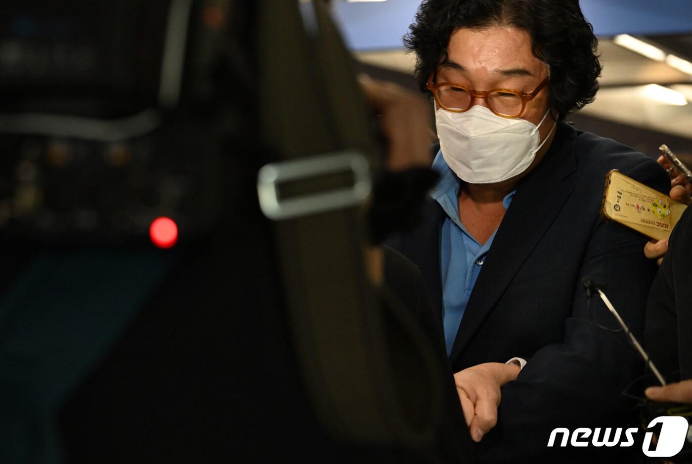 본문 이미지 - 8개월의 장기 해외 도피 끝에 태국에서 붙잡힌 김성태 전 쌍방울그룹 회장이 1월17일 인천국제공항을 통해 압송되고 있다. 2023.1.17/뉴스1 ⓒ News1 공항사진기자단