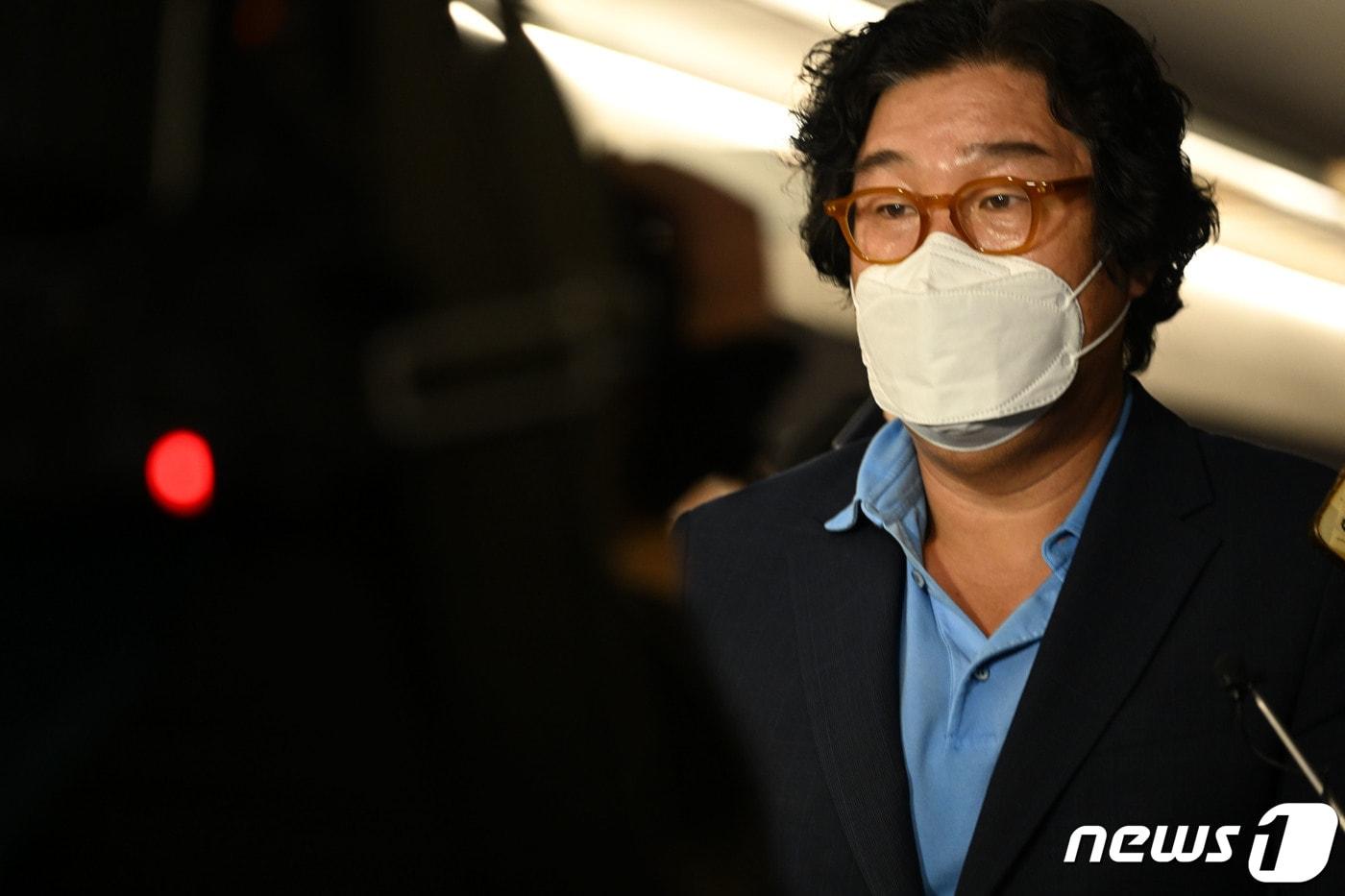 본문 이미지 - 해외 도피생활 중 태국에서 체포된 김성태 전 쌍방울그룹회장이 1월17일 오전 인천국제공항을 통해 입국하고 있다. 2023.1.17/뉴스1 ⓒ News1 공항사진기자단