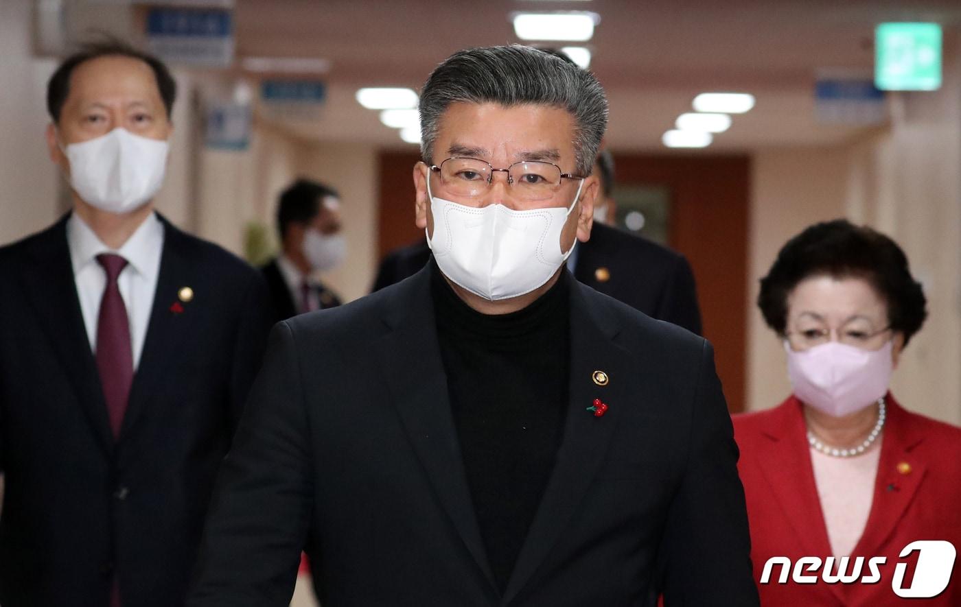 본문 이미지 - 유병호 감사원 사무총장이 17일 오전 서울 종로구 세종대로 정부서울청사에서 열린 국무회의에 참석하고 있다. 2023.1.17/뉴스1 ⓒ News1 김명섭 기자