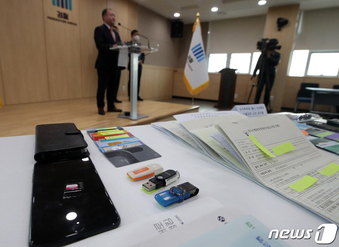 본문 이미지 - 김호삼 보이스피싱 범죄 정부합동수사단장이 17일 오전 서울동부지검에서 보이스피싱 범죄 대응 사례·수사 실적을 발표하며 압수품을 공개하고 있다.  2023.1.17/뉴스1 ⓒ News1 구윤성 기자