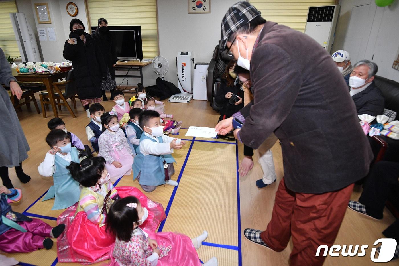 구립 삼성아트 어린이집 어린이들이 17일 서울 송파구 문정 래미안 아파트 경로당을 찾아 합동 세배를 마친 뒤 어르신에게 세뱃돈을 받고 있다. (공동취재) 2023.1.17/뉴스1 ⓒ News1 박지혜 기자