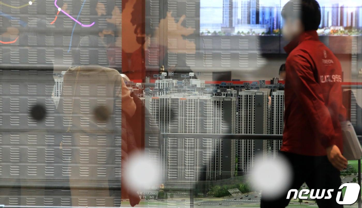 한 견본주택에서 아파트 단지 모형을 살펴보고 있는 시민들. /뉴스1 ⓒ News1 DB