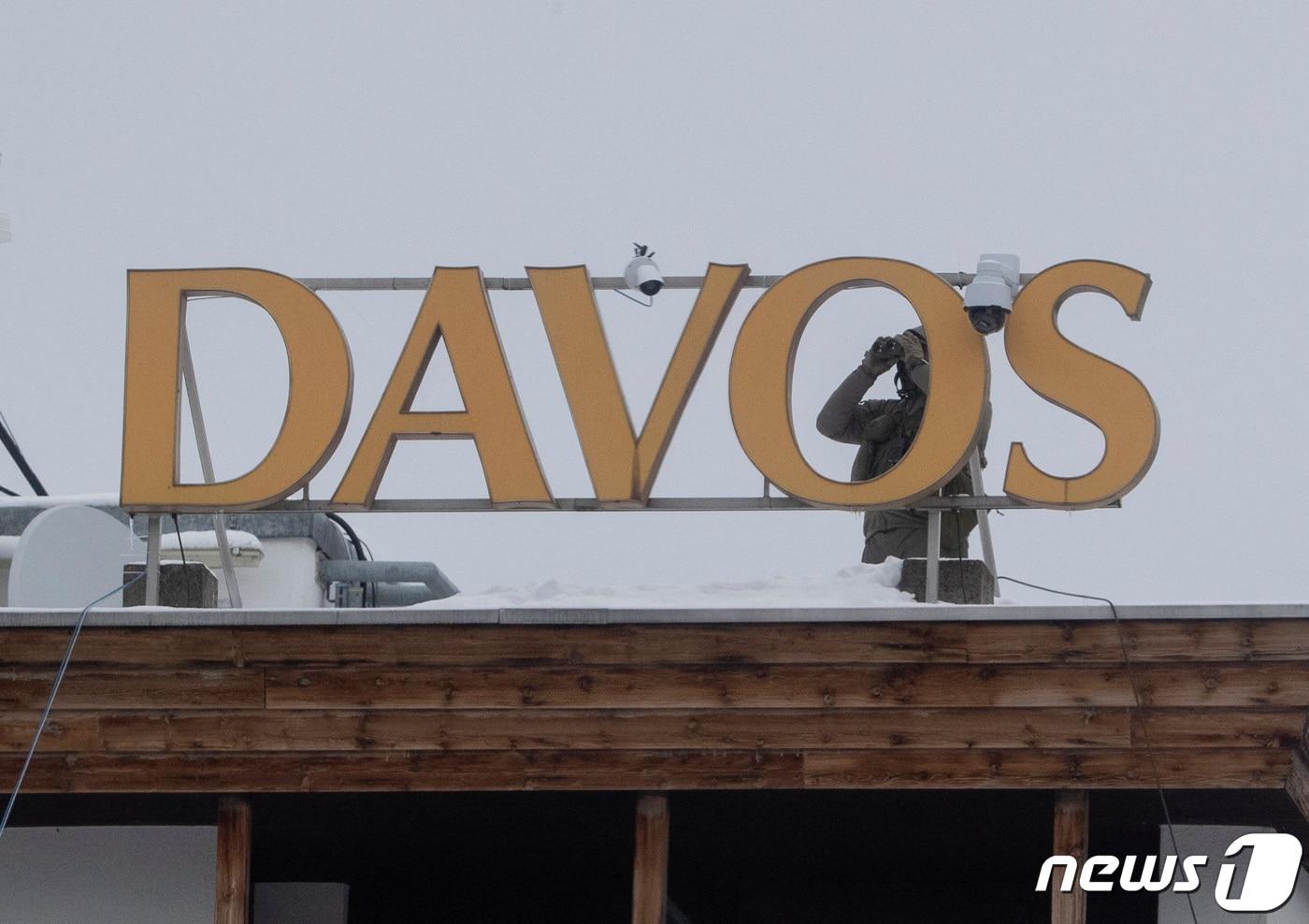 16일(현지시간) 스위스 다보스에서 경찰이 대형회의장 주위를 쌍망경으로 감시하고 있다. 다보스포럼은 20일까지 4박5일 일정으로 진행된다. ⓒ 로이터=뉴스1 ⓒ News1 권진영 기자