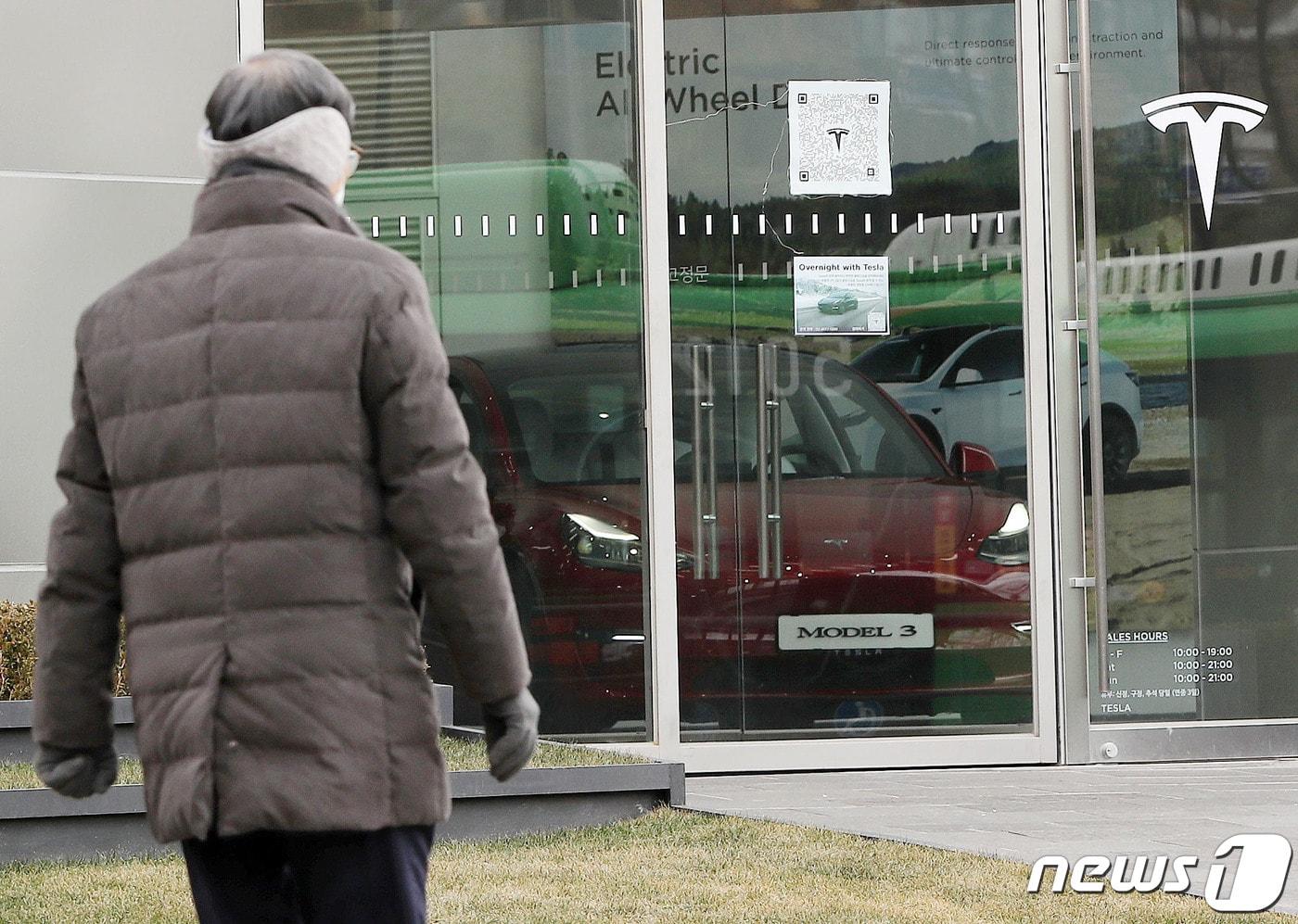 2023년 1월 서울 시내 한 테슬라 매장 앞으로 시민들이 지나가고 있다.(자료사진) 2023.1.17/뉴스1 ⓒ News1 박세연 기자