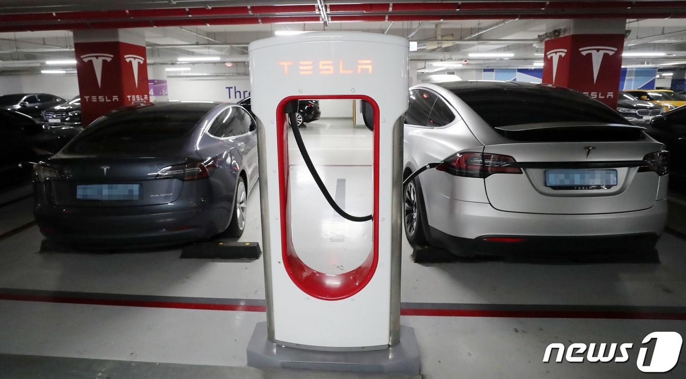17일 서울시내 한 빌딩 테슬라 충전구역에서 차량들이 충전을 하고 있다. 전기차 시장 선두주차인 테슬라가 미국에서 신차가격을 최대 20% 인하하는 등 주요 판매국가에서 가격을 인하했다. 테슬라를 선두로 글로벌 완성차 기업도 가격 인하 경쟁에 뛰어드는 '전기차 치킨게임'이 펼쳐질 것이라는 전망이 나오고 있다. 2023.1.17/뉴스1 ⓒ News1 박세연 기자