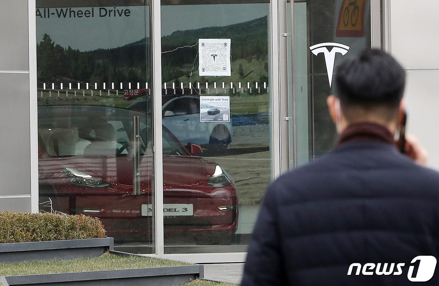 2023년 1월 서울 시내 한 테슬라 매장 앞으로 시민들이 지나가고 있다&#40;자료사진&#41;. 2023.1.17/뉴스1 ⓒ News1 박세연 기자