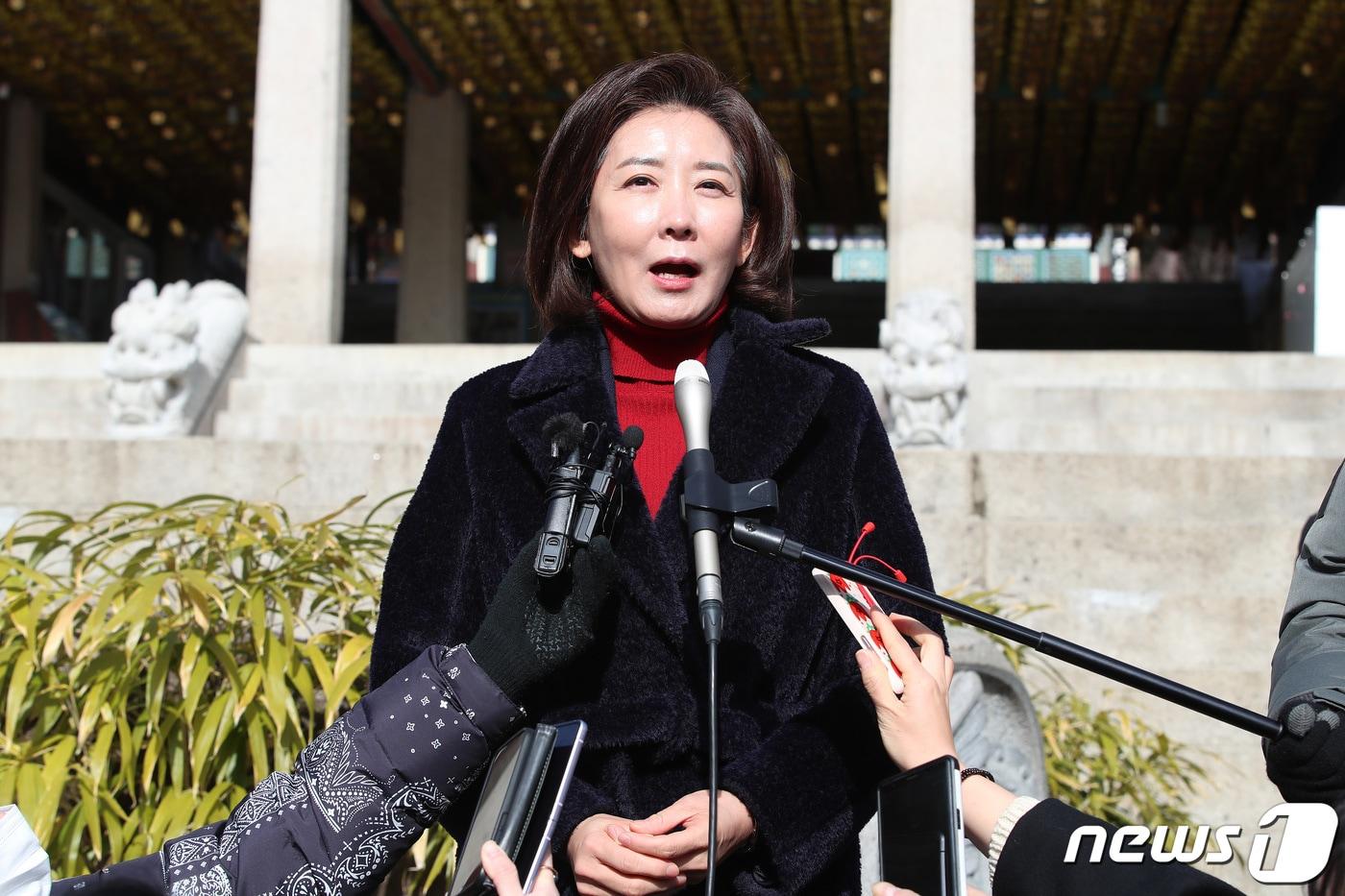 본문 이미지 - 나경원 전 국민의힘 의원이 17일 오후 대구 동구 동화사 예방을 마친 뒤 취재진의 질문에 답하고 있다. 2023.1.17/뉴스1 ⓒ News1 공정식 기자