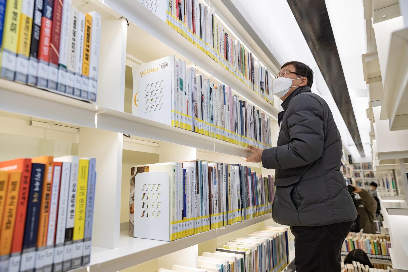 김경호 광진구청장이 전면 리모델링 후 재개관한 자양4동 구립도서관에 방문했다(광진구 제공).