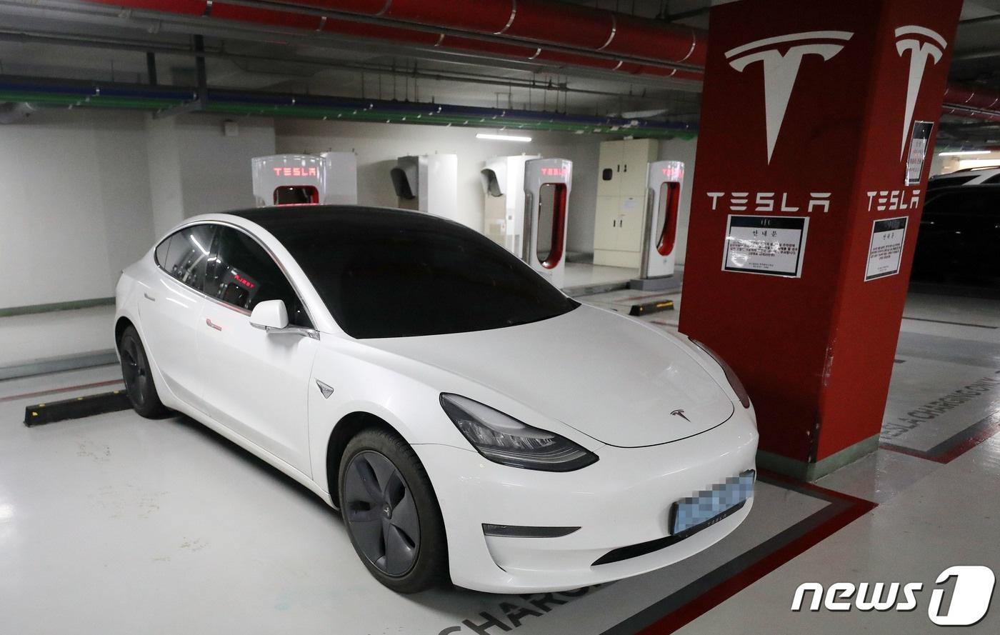 테슬라 충전모습 ⓒ News1 박세연 기자