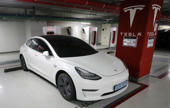 본문 이미지 - 서울시내 한 빌딩 테슬라 충전구역에서 차량이 충전을 하고 있다. /뉴스1 ⓒ News1