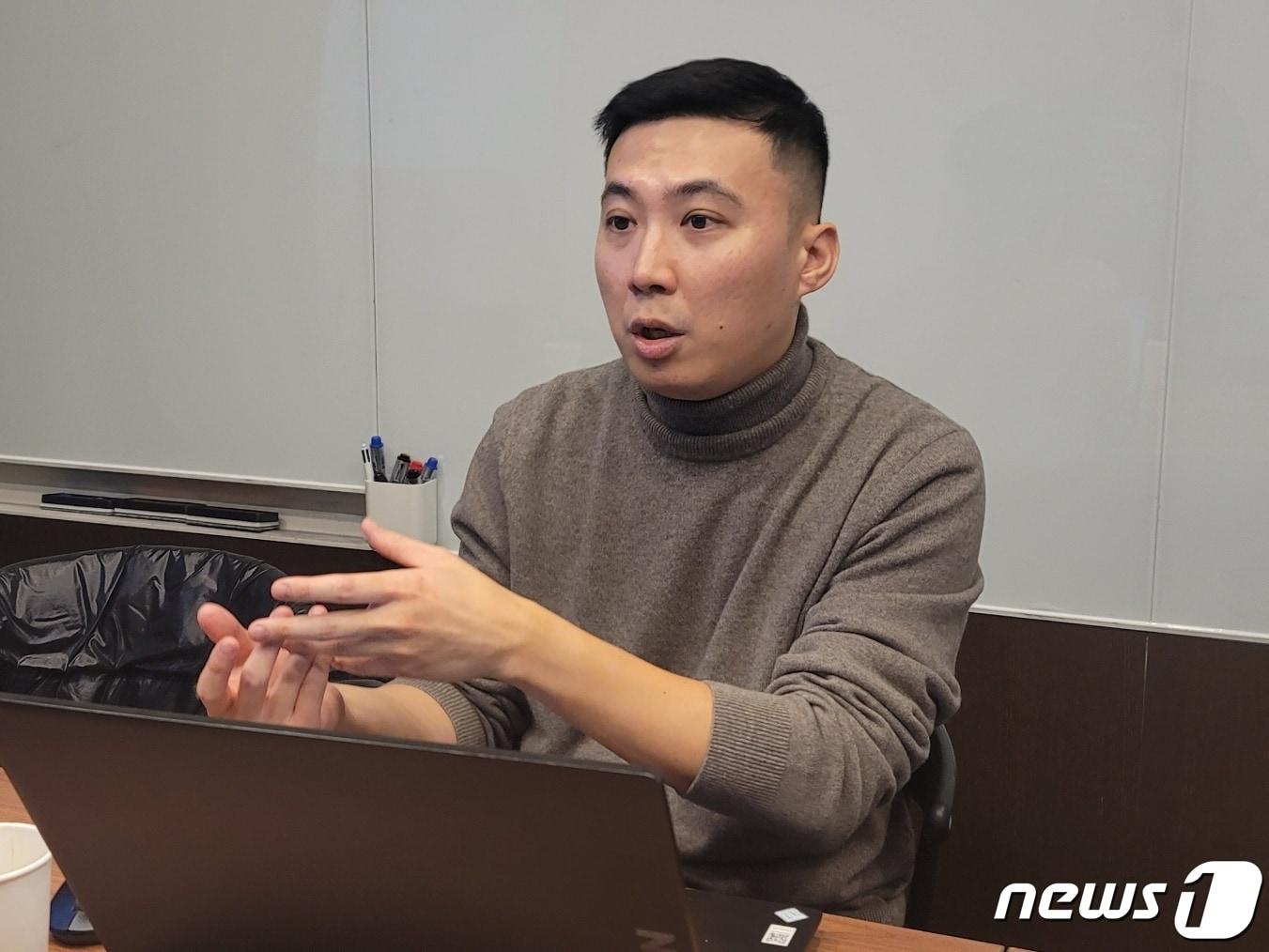 본문 이미지 - 김민석 글루와 사내 회계사가 지난 11일 <뉴스1>과 인터뷰를 진행하고 있다.