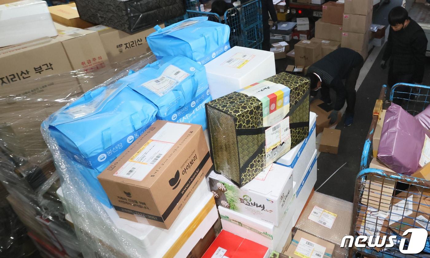 전북 전주시 동전주우체국에서 직원들이 설 명절을 앞두고 몰린 택배들을 분류하기 위해 분주하게 움직이고 있다. 2023.1.17/뉴스1 ⓒ News1 유경석 기자