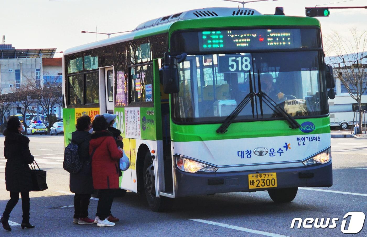 본문 이미지 - 광주 518번 버스.2023.1.17/뉴스1 ⓒ News1 박준배 기자