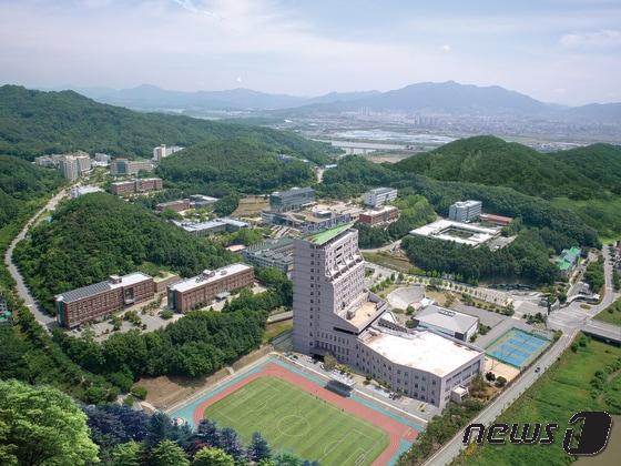 본문 이미지 - 17일 교통대는 학생 상담 건수가 3년 만에 3배로 늘며 시간제 상담 프로그램을 추가로 운영한다고 밝혔다. 사진은 교통대 전경.(교통대 제공)2023.1.17/뉴스1