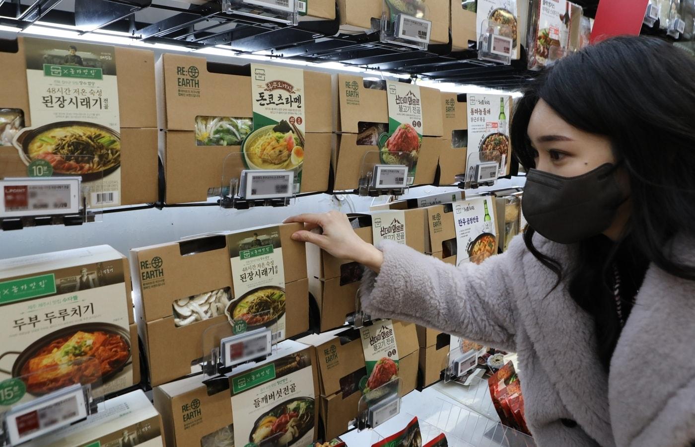 롯데마트 서울역점에서 요리하다 밀키트 상품을 쇼핑하고 있는 고객 모습(롯데마트 제공).