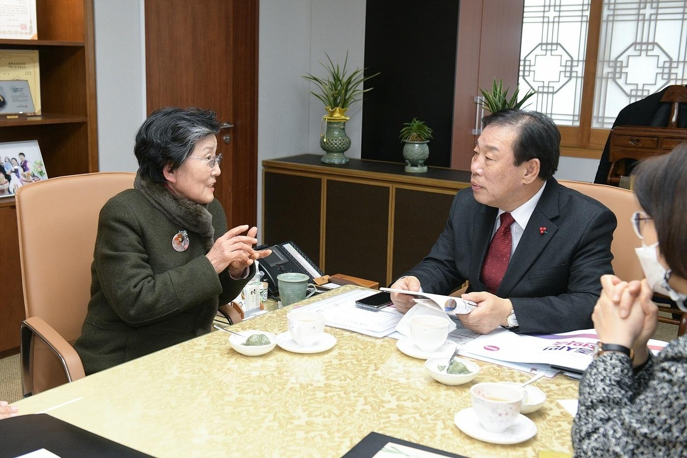 최민호 세종시장이 17일 자신의 집무실에서 세종글꽃체 주인공인 홍죽표 할머니(왼쪽)와 만나 얘기를 나누고 있다. (세종시 제공) / 뉴스1