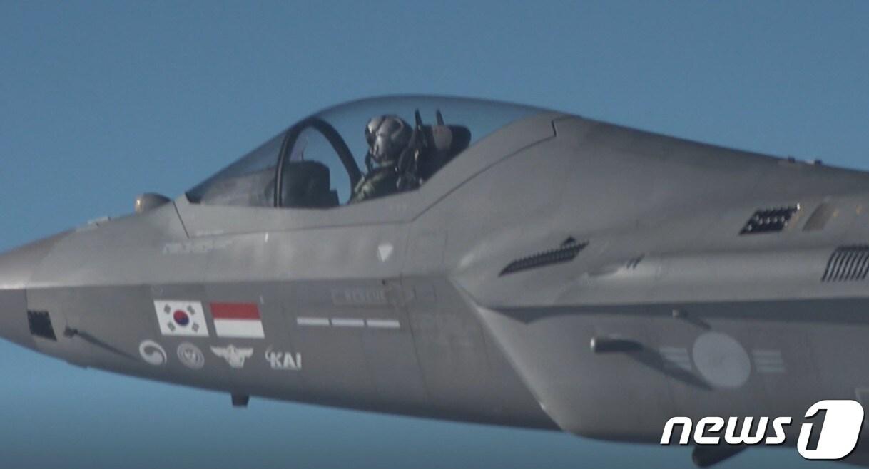 본문 이미지 - 한국형 전투기 KF-21 '보라매' 시제 1호기가 17일 초음속 비행하고 있다. (방위산업청 제공) 2023.1.17/뉴스1