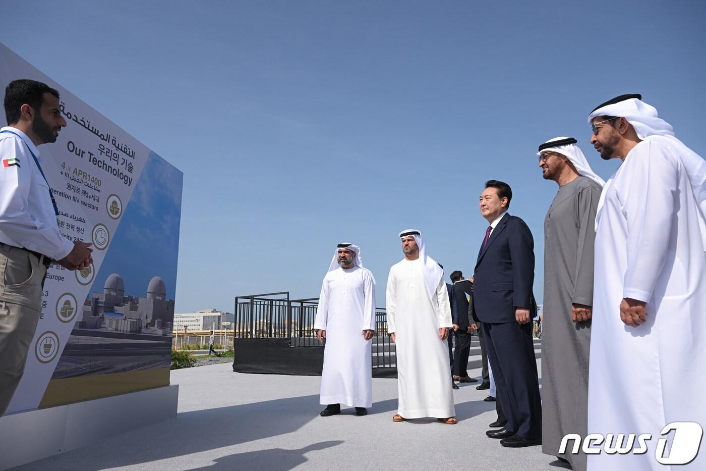 본문 이미지 - 윤석열 대통령과 모하메드 빈 자이드 알 나흐얀 아랍에미리트(UAE) 대통령이 16일 오후(현지시간) UAE 아부다비 알다프라 바라카 원자력 발전소에서 열린 3호기 가동 기념식에서 원전에 대한 설명을 듣고 있다. (대통령실 제공) 2023.1.18/뉴스1 ⓒ News1 안은나 기자