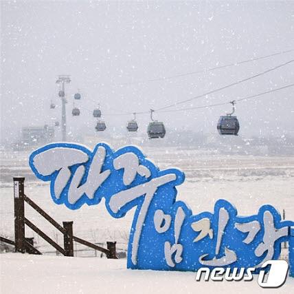 본문 이미지 - 눈 오는 날 파주 임진각에서 바라본 평화곤돌라 모습. (파주시청 제공)