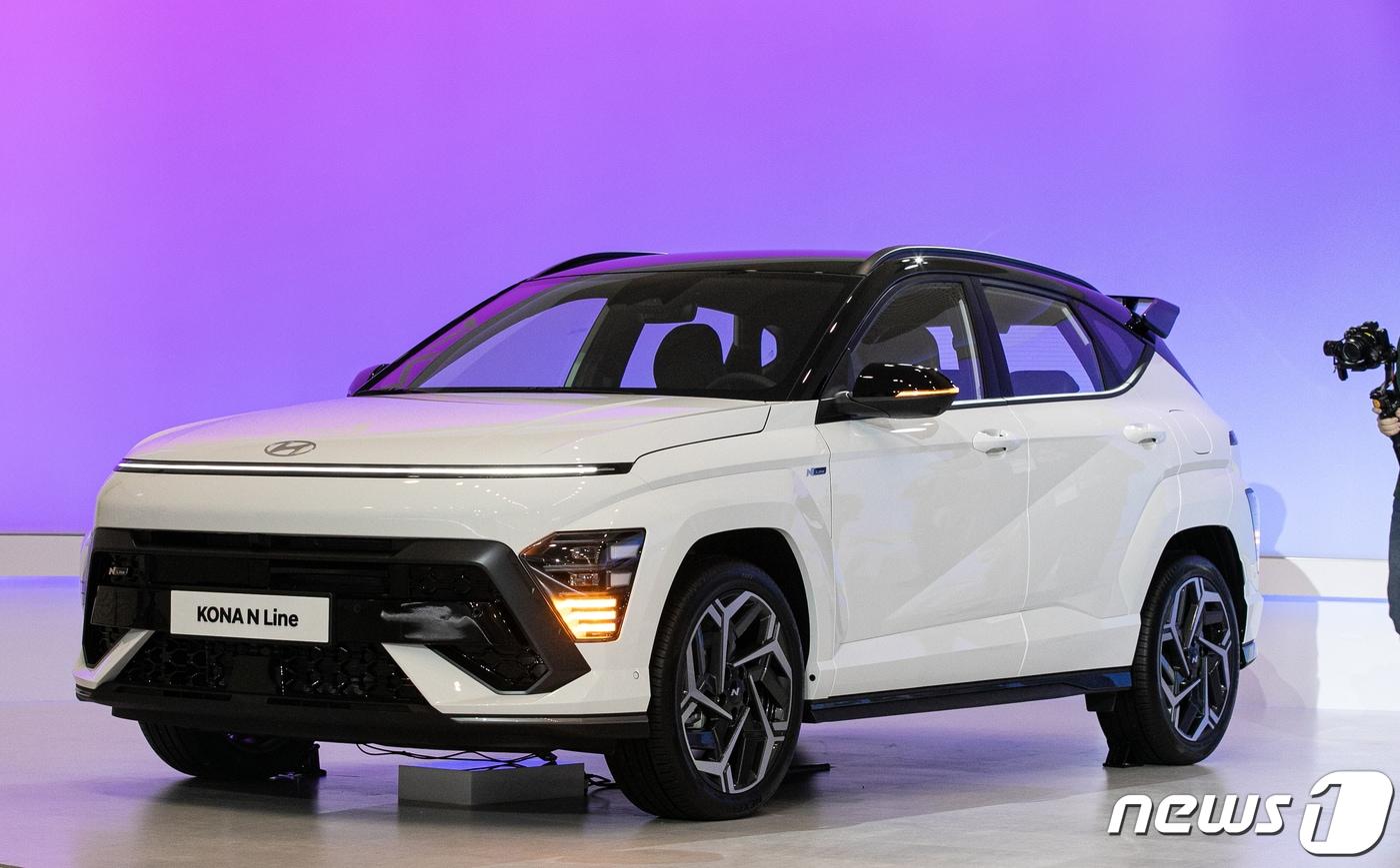 18일 오전 서울 중구 동대문디자인플라자(DDP)에서 열린 현대차 코나 2세대 신형 모델 '디 올 뉴 코나' 발표회에 차량이 전시돼 있다. 지난 2017년 출시 이후 5년여 만에 선보이는 완전변경 2세대 모델인 디 올 뉴 코나는 설 연휴 이후부터 내연기관 모델부터 출고를 시작할 예정이다. 2023.1.18/뉴스1 ⓒ News1 이승배 기자