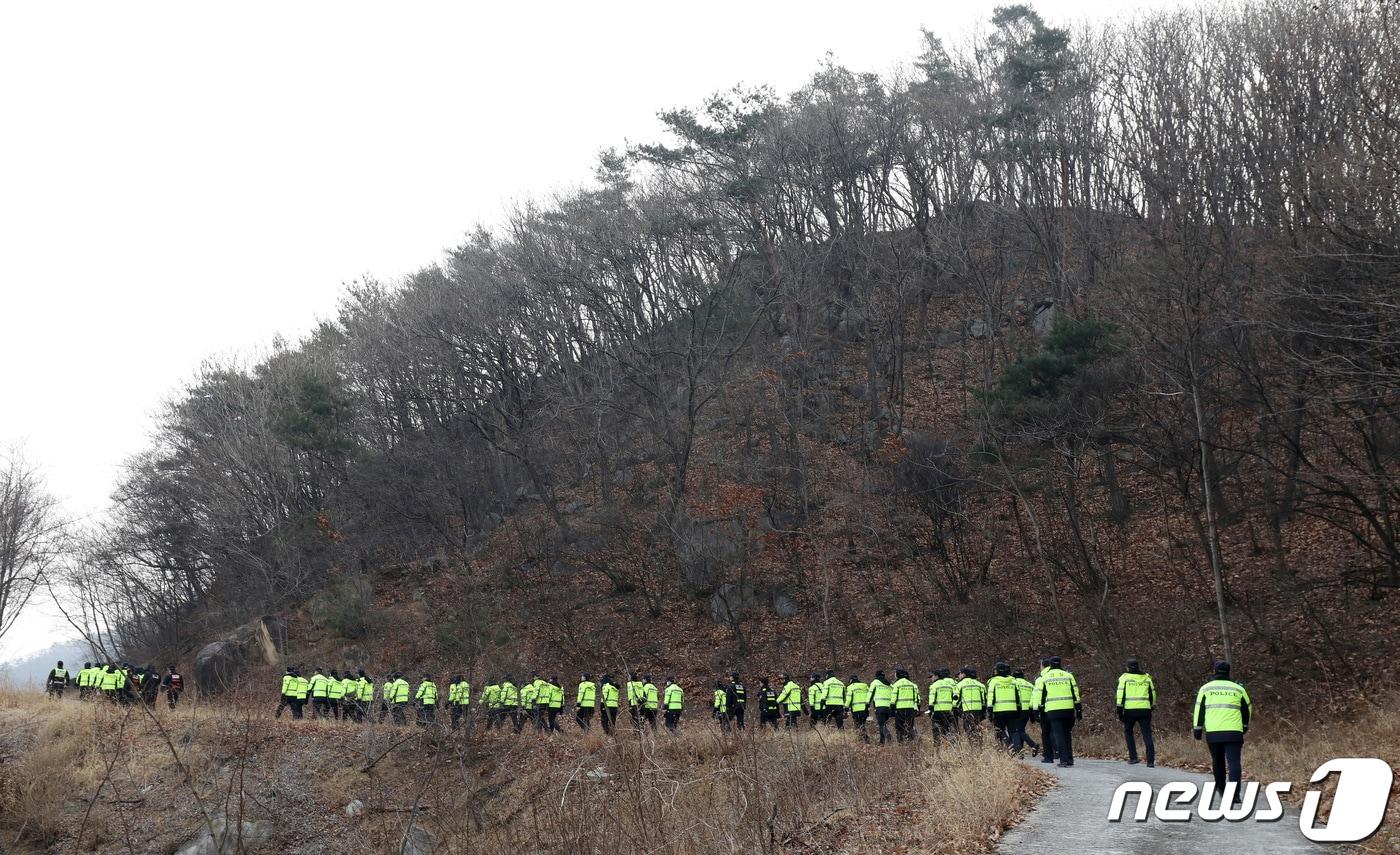 본문 이미지 - 18일 오전 경북 김천시 농소면 한 야산에서 경북경찰청 기동대가 전날 오후 사드(THAAD·고고도 미사일 방어체계) 기지 외곽에서 발견돼 전파교란(재밍) 장비를 활용한 대응작전에 의해 추락한 비행체(드론) 수색을 재개했다. 2023.1.18/뉴스1 ⓒ News1 공정식 기자