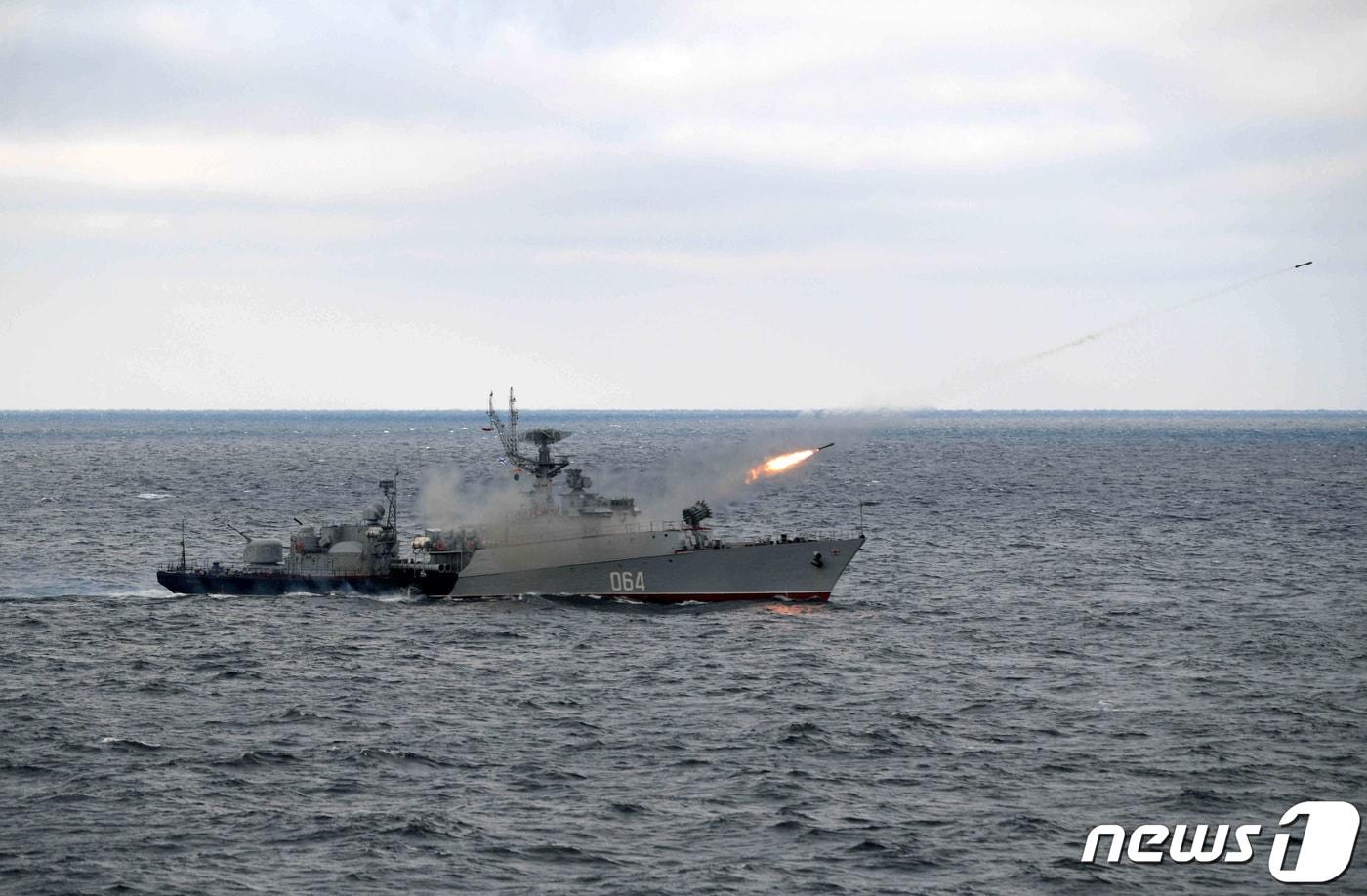 블라디미르 푸틴 러시아 대통령이 참석하고 있는 북부·흑해함대 공동 군사훈련 도중 크림반도 흑해 앞바다에서 대잠초계함 '무로메츠'가 발포하고 있다. 2020.01.09 ⓒ 로이터=뉴스1 ⓒ News1 정윤미 기자