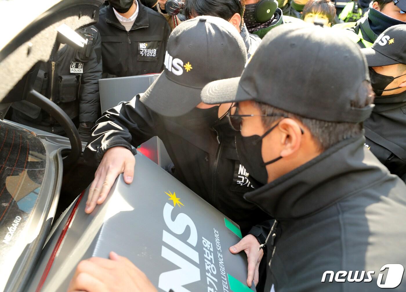 본문 이미지 - 국정원 직원들이 18일 오후 서울 영등포구 전국보건의료산업노동조합 사무실에서 국가보안법 위반 혐의와 관련해 압수수색을 마친 후 압수품 상자를 차량에 싣고 있다. 2023.1.18/뉴스1 ⓒ News1 김진환 기자