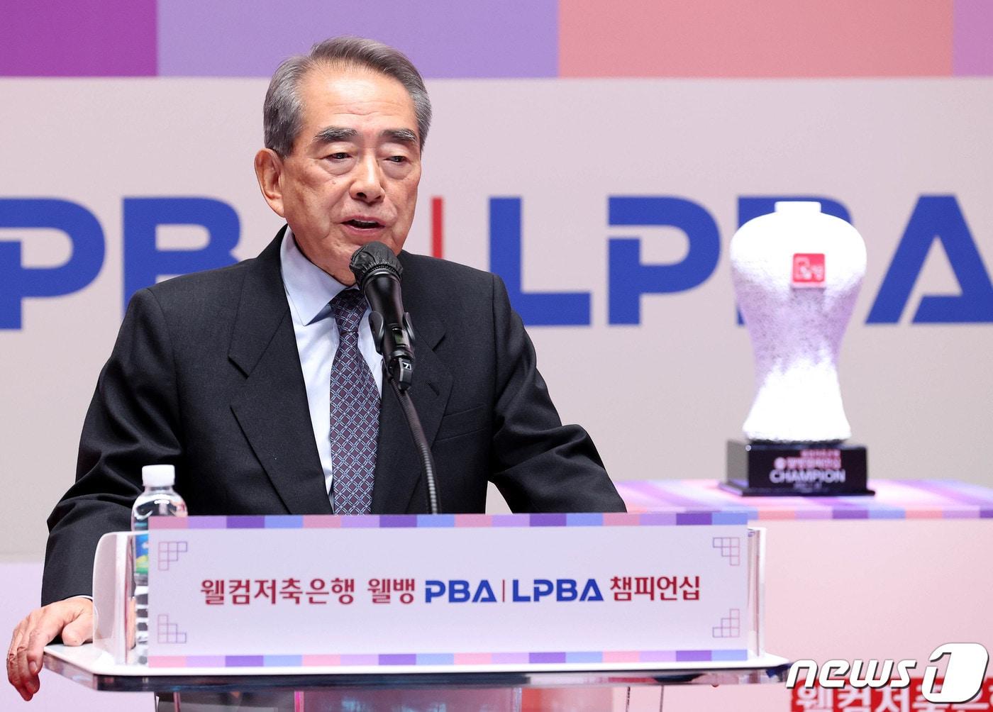 본문 이미지 - 김영수 PBA 총재가 18일 경기도 고양시 빛마루방송센터에서 열린 2022-23시즌 7번째 투어인 '웰컴저축은행 웰뱅 PBA-LPBA 챔피언십' 개막식에서 개회선언을 하고 있다. (PBA 투어 제공) 2023.1.18/뉴스1