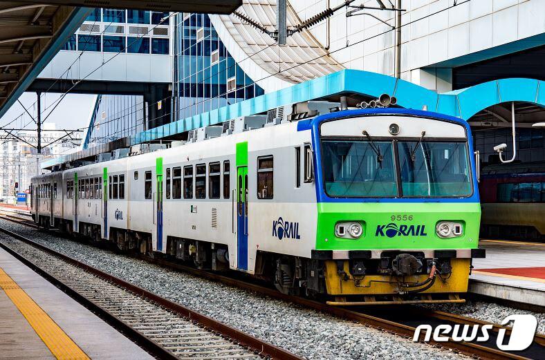 본문 이미지 - 광주역과 광주송정역을 오가는 '광주선 셔틀열차'.(광주시 제공)/뉴스1 