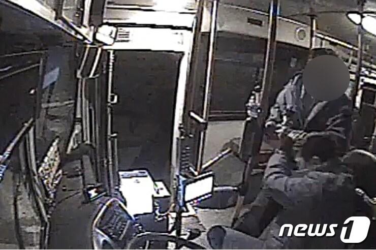 본문 이미지 - 지난 15일 오후 6시15분쯤 전남 나주시 세지면 동창마을 종점의 한 버스에서 취객 A씨가 운전기사 B씨를 수분간 무차별적으로 폭행하고 있다. (독자제공) 2023.1.18/뉴스1