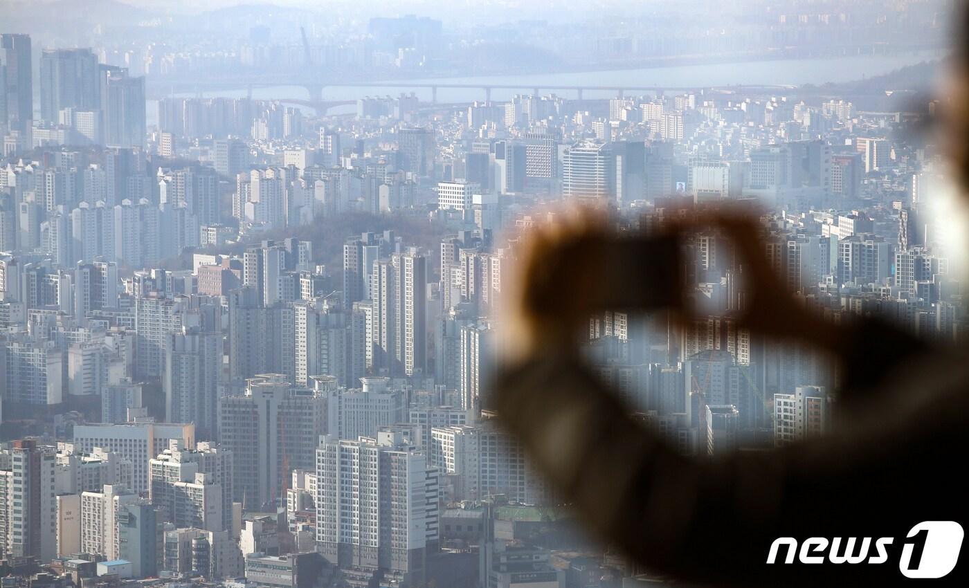 본문 이미지 - 서울 중구 남산에서 바라본 도심의 아파트 단지. 2023.1.18/뉴스1 ⓒ News1 이승배 기자