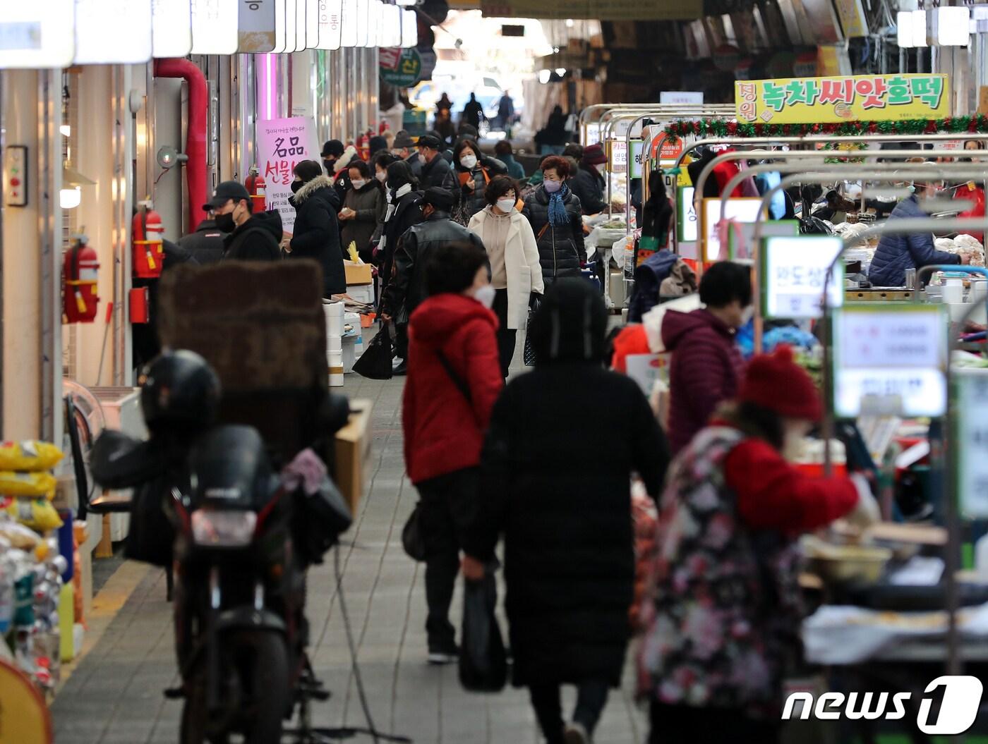 본문 이미지 - 서울 영등포전통시장을 찾은 시민들이 장을 보고 있다. 뉴스1 ⓒ News1 김진환 기자