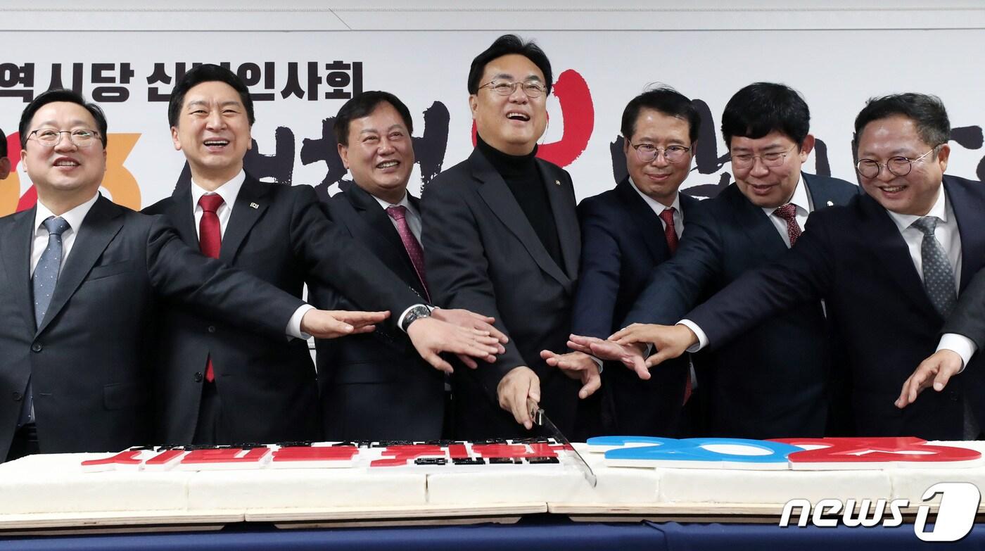 본문 이미지 - 정진석 국민의힘 비상대책위원장이 18일 오후 대전 중구 국민의힘 대전시당에서 열린 2023 대전시당 신년인사회에 참석해 떡케이크를 커팅을 하고 있다. 왼쪽부터 이장우 대전시장, 김기현 의원, 이은권 대전시당위원장, 정진석 비상대책위원장, 양홍규 서구을당협위원장, 윤창현 동구당협위원장,조수연 서구갑당협위원장. 2023.1.18/뉴스1 ⓒ News1 김기태 기자