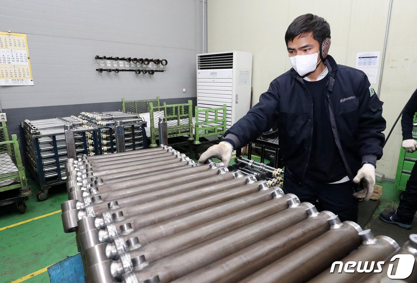 본문 이미지 - 경기도 시흥시의 한 중소기업에서 외국인 노동자가 업무를 보고 있다. 2023.1.19/뉴스1 ⓒ News1 박세연 기자