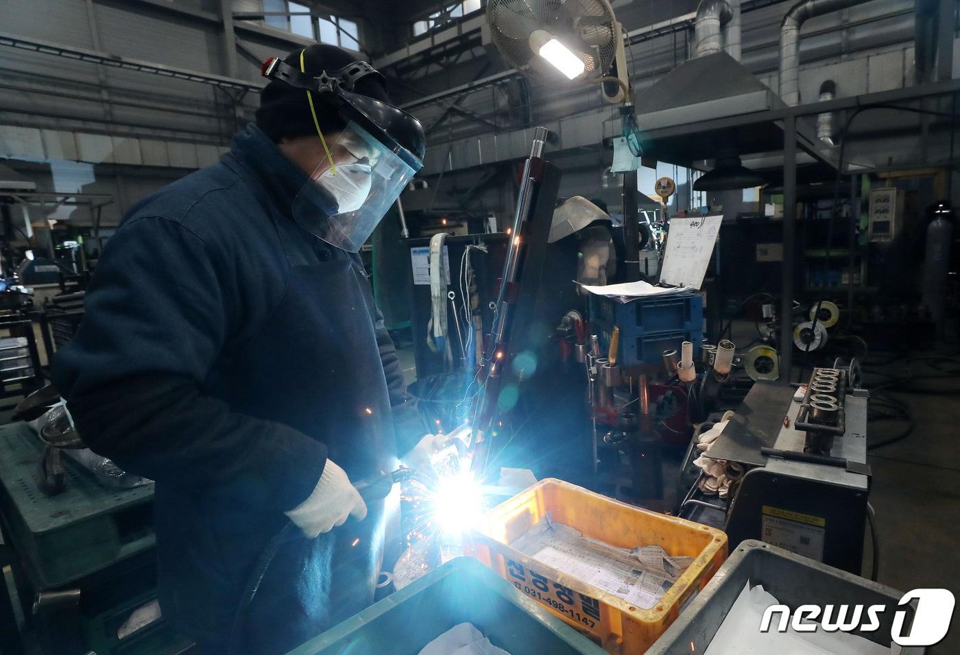 16일 경기도 시흥시의 공장에서 외국인 노동자가 용접작업을 하고 있다. ⓒ News1 박세연 기자
