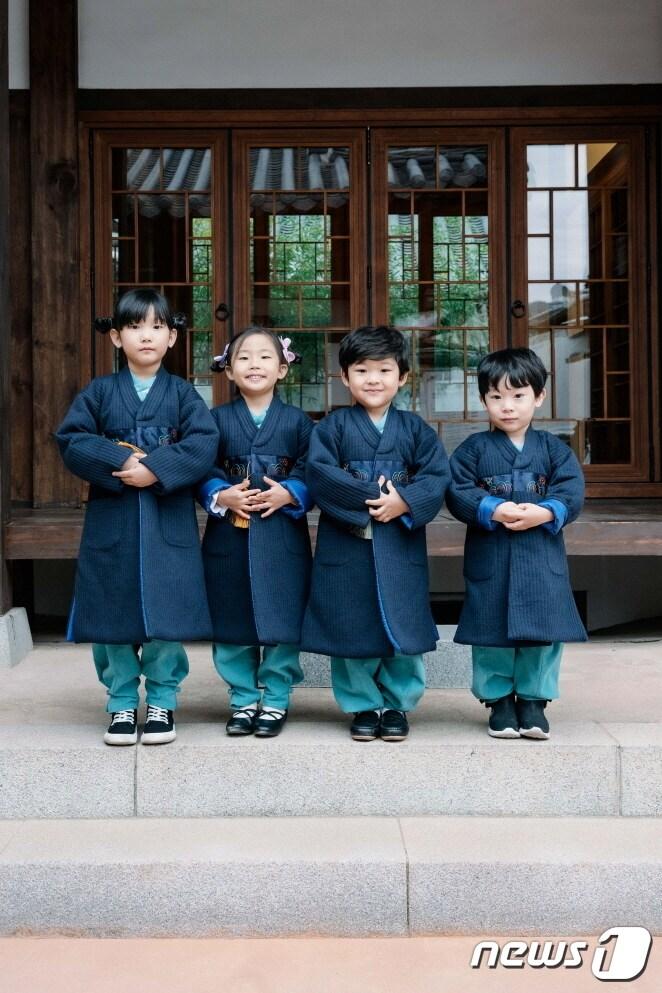 본문 이미지 - 한국전통문화전당은 한복 원복을 도입할 어린이집·유치원을 모집한다고 18일 밝혔다.(한국전통문화전당 제공)2023.1.18/뉴스1