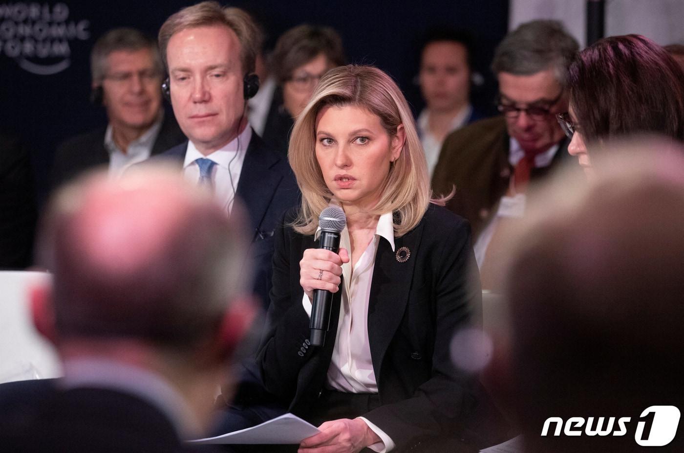 본문 이미지 - 18일(현지시간) 스위스 다보스에서 개최 중인 세계경제포럼(WEF)에서 올레나 젤렌스카 우크라이나 영부인이 발언하고 있다. ⓒ 로이터=뉴스1 ⓒ News1 권진영 기자