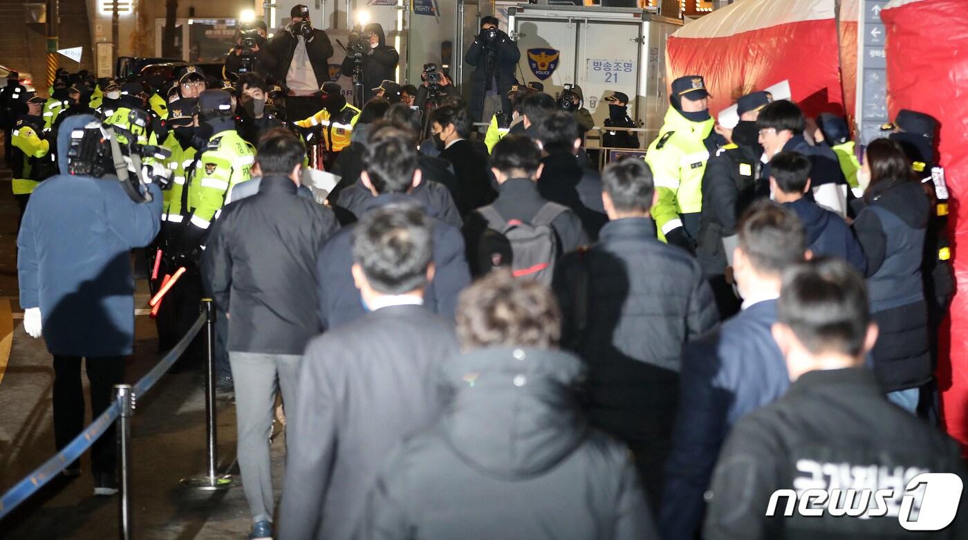 본문 이미지 - 국가정보원 관계자들이 18일 오후 서울 중구 전국민주노동조합총연맹(민주노총) 서울 사무실에서 국가보안법 위반 혐의로 압수수색을 마친 뒤 차량으로 향하고 있다. 2023.1.18/뉴스1 ⓒ News1 이동해 기자