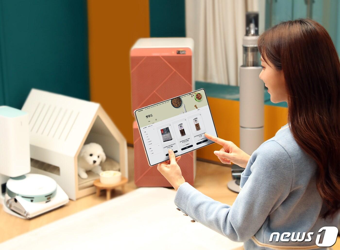 본문 이미지 - 삼성전자는 펫 케어(pet care) 기능을 탑재한 가전을 구매한 고객에게 애완동물용 사료나 간식 등 펫푸드 비용 부담을 낮춰주는 '마이펫 플랜' 서비스를 선보인다고 19일 밝혔다.  (삼성전자 제공) 2023.1.19/뉴스1