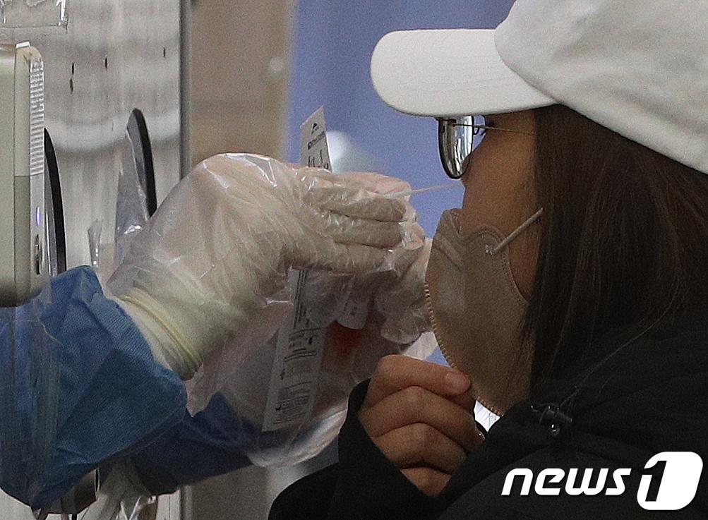 본문 이미지 - 한 시민이 코로나19 검사를 받고 있는 모습. 2023.1.19/뉴스1 ⓒ News1 신웅수 기자